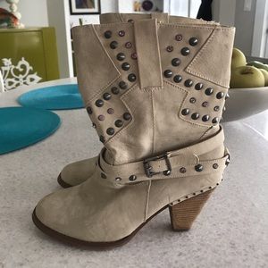 Buckle brand studded buckle cowgirl boots
